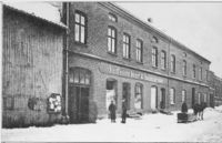 Vestfossen Meieri & Handelsforretning. Fasaden mot Storgata.