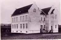 Skolebygningen i 1914.