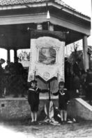 Avduking av Mannskorets fane ved paviljongen i Vestfossen park.