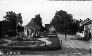 Vestfossen park og Jernbanegata (sf2073).jpg