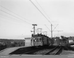 Tog på Sognsvannsbanen på vei mot Oslo sentrum på Vestgrensa stasjon. Foto: (J.H. Price/Oslo byarkiv).