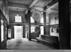 Fra vestibylen, sett mot sporene og plattformene. Foto: Robert Charles Wilse/Oslo Museum (ca 1955).