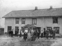141. Vestre Nitteberg (Skedsmo). Familie, tjenestefolk og hester.jpg