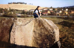 Luftvernstillingen med Vestre Sørum bak. Brøter ligger høyere opp, utenfor venstre bildekant.
