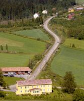 Endepunktet i sør ved Ås kirkestall og Ås kommunelokale.