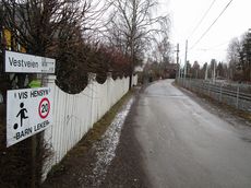 Vestveien går langs vestsiden av Lilleakerbanen fra Øraker holdeplass sørøstover mot turveien Jakob Vaages vei. Foto: Stig Rune Pedersen
