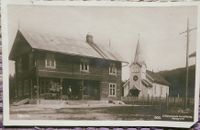 Veum Handelslag med Veum kyrkje i bakgrunnen. Foto: Wergelands kunstforlag, Porsgrunn