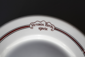 Victoria Hotel Gjøvik tallerken.png