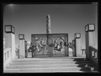 En av de åtte smijernsportene med Monolitten i bakgrunnen. Foto: Ukjent / Nasjonalbiblioteket (1957).