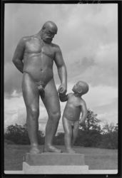 Skulptur i Vigelandsanlegget. Foto: Ukjent / Nasjonalbiblioteket