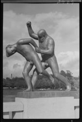 Skulptur i Vigelandsanlegget. Foto: Ukjent / Nasjonalbiblioteket