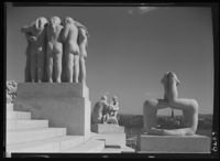 Trappene rundt Monolitten. Foto: Ukjent / Nasjonalbiblioteket (1939–1943).