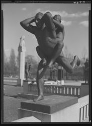Skulptur i Vigelandsanlegget. Foto: Ukjent / Nasjonalbiblioteket (1949).