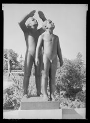 Skulptur i Vigelandsanlegget. Foto: Ukjent / Nasjonalbiblioteket (1949).