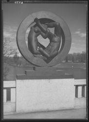 Skulptur i Vigelandsanlegget. Foto: Ukjent / Nasjonalbiblioteket (1949).