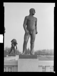 Skulptur i Vigelandsanlegget. Foto: Ukjent / Nasjonalbiblioteket (1949).