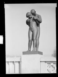 Skulptur i Vigelandsanlegget. Foto: Ukjent / Nasjonalbiblioteket (1949).