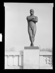 Skulptur i Vigelandsanlegget. Foto: Ukjent / Nasjonalbiblioteket (1949).