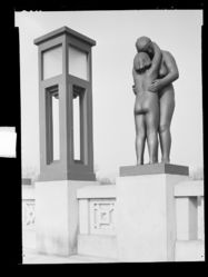 Skulptur i Vigelandsanlegget. Foto: Ukjent / Nasjonalbiblioteket (1949).