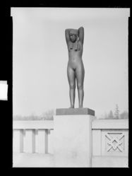 Skulptur i Vigelandsanlegget. Foto: Ukjent / Nasjonalbiblioteket (1949).