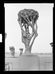 Treskulptur ved fontenen i Vigelandsanlegget. Foto: Ukjent / Nasjonalbiblioteket (1949).