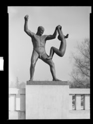 Skulptur i Vigelandsanlegget. Foto: Ukjent / Nasjonalbiblioteket (1949).