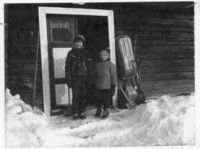 Viggo Lier og Kai Hansen (oldebarn av Petter) foran døra på Stensli. Foto: (Åge) Ronald Hansen, ca 1970