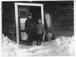 Viggo Lier og Kai Hansen forran inngangen til Stensli.jpg