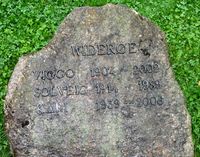 Gravminne for luftfartspioneer Viggo Widerøe. Foto: Stig Rune Pedersen