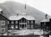 Vik i Kvam, der Gudbrandsdalens folkehøgskule fyrst låg. Biletet er frå kring 1910. Foto: Hans H. Lie