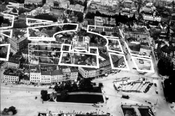 En tidlig byplanskisse viser hvordan rådhuset skulle innpasses i den gamle bebyggelsen i Pipervika. Havnebanen i forgrunnen.