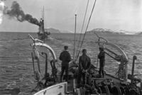 Viking under slep av et av Marinens fartøyer - for å komme hurtigere fram til neste havn.