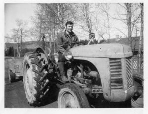 Viktor Paulsberg paa traktor.jpg