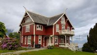 Hus i Balestrand. Villa Balderslund vart bygd i 1907 av Gertrude Abbott, ei rik amerikansk dame som fekk bygd den engelske kyrkja i Balestrand, St. Olafs kyrkje. Foto: Siri Iversen (2017).