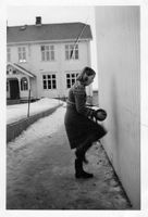 I bakgrunnen: Skolebygningen på Vindingstad ca 1953. (Mangler bedre bilde av huset.) Reidunn kaster ball. Veggen på utbygget på lærerboligen var den beste ballveggen. Panel av pløygde bord - jevn og fin.