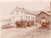 Dette er Vinholmen i Folkestadbyen og truleg gravferda til Såvi Olavson Nyli 1904. Fotograf Olav S. Nylid