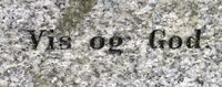 "Vis og god", gravskrift fra Vår Frelsers gravlund.