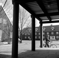 Daværende nr. 81: Sjøkrigsskolen hadde midlertidige lokaler i disse tyskerbrakkene i årene 1946 til 1960. Foto: Åsgeir Valldal, Dagbladet/Norsk Folkemuseum (mars 1961).