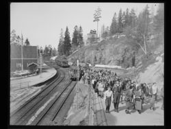 Stor trafikk på Voksenkollen stasjon. Foto: Jac Brun/Nasjonalbiblioteket (1956).