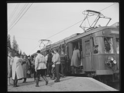 Passasjerer på Voksenkollen stasjon. Foto: Jac Brun/Nasjonalbiblioteket (1956).