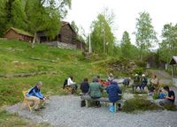 Binding av dørmatter av bjørkeris Volda bygdetun, mai 2011. Foto: Heidi Thöni Sletten