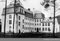 Voss landsgymnas, oppført 1919, ark. Bucher. Foto: Per Braaten/Hardanger og Voss museum (1933).