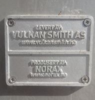 Skilt fra Vulkan Smith AS på leskurstolpene på Gjettum stasjon på Kolsåsbanen. Foto: Pål Giørtz (2019).