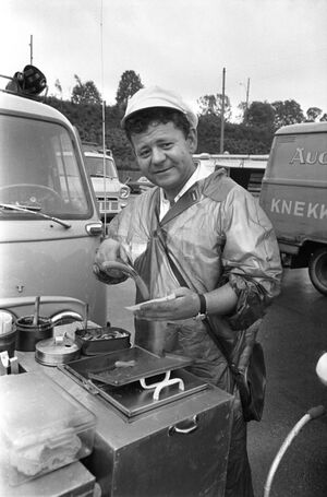 Walter Løkke selger pølser.jpg