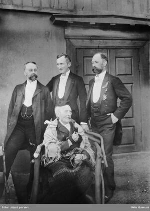 Westye M. Egeberg m nevøer.jpg