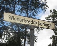 1. Wienerbrødskjæringa Drøbak skilt.jpg