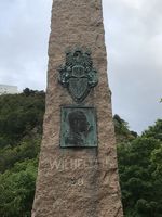 Portrettrelieff av keiser Vilhelm II av Tyskland på bauta i Byparken i Ålesund, utført av Lars Utne. Foto: Elin Olsen (2017)