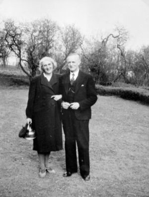 Wollert Krohn-Hansen Julie Krohn-Hansen og biskop i Hålogaland Wollert Krohn-Hansen på Hovelsrud, Helgøya fredsdagene, mai 1945.jpg