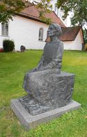 Skulpturen "Tiden er inne", utført av kunsteneren Ferdinand Wyller. Gitt i gave til Haug kirkegård av Solfrid og Vidar Frydenlund. Haug kirke i Ringerike kommune.